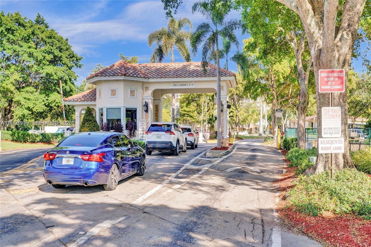 1100 Saint Charles Pl, Unit 504, Pembroke Pines, FL 33026 Photo