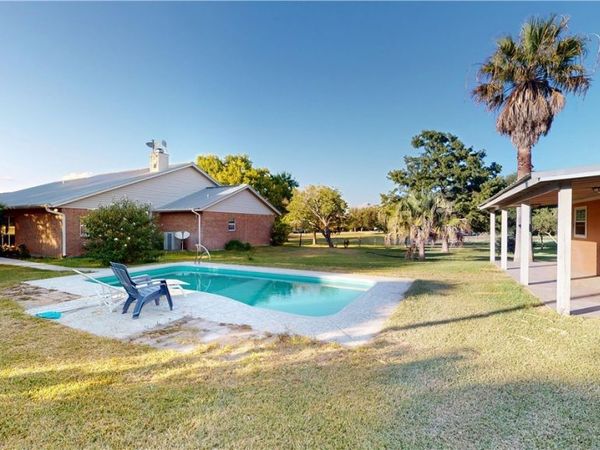 234 Lakeview Drive, Victoria, TX 77905