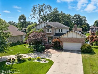 1142 E South Boulevard, Troy, MI 48085