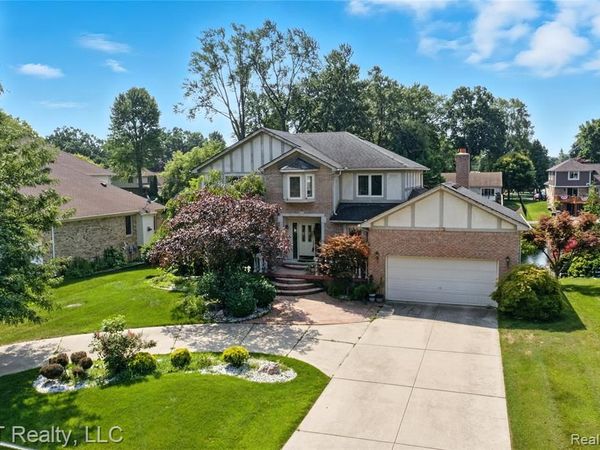 1142 E South Boulevard, Troy, MI 48085