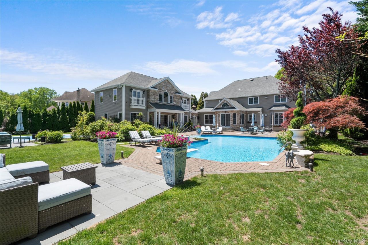 11 Crick Holly Lane, East Islip, NY 11730 Main Photo