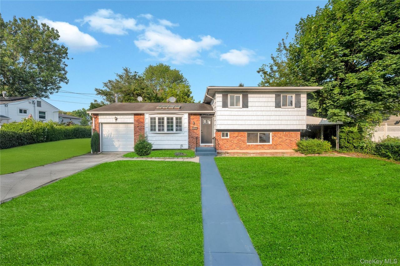 295 W 24th Street, Deer Park, NY 11729 Main Photo