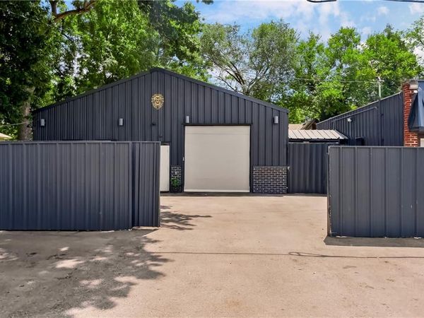 7601 E 67th Street, Kansas City, MO 64133