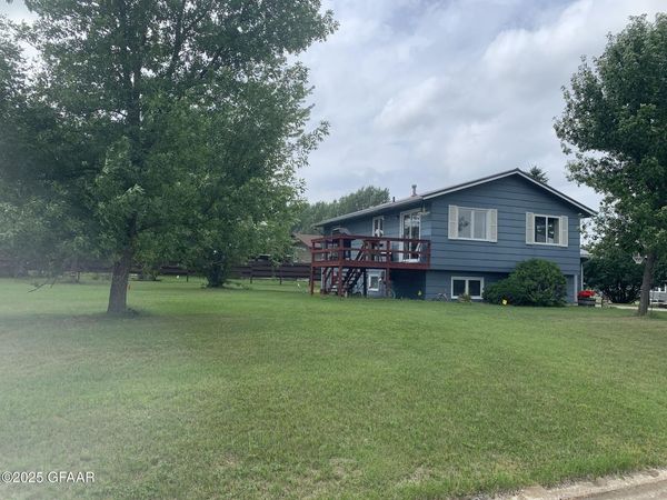 807 6TH Street, Walhalla, ND 58282
