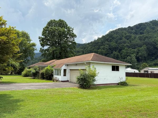 104 SOUTH AVENUE, LYNCO, WV 24827