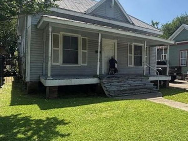 702 NE Evangeline Thwy, Lafayette, LA 70501