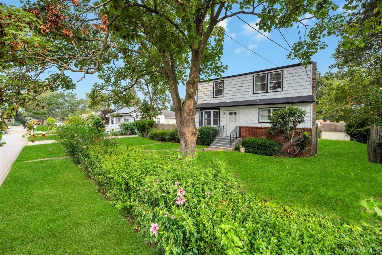 10 Saint Andrews Drive, Brentwood, NY 11717 Main Photo