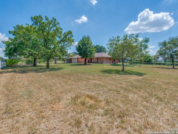 124 Country Gardens, La Vernia, TX 78121