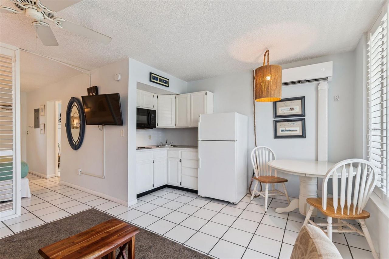 800 Bayway Boulevard, Unit 17, Clearwater Beach, FL 33767 Photo