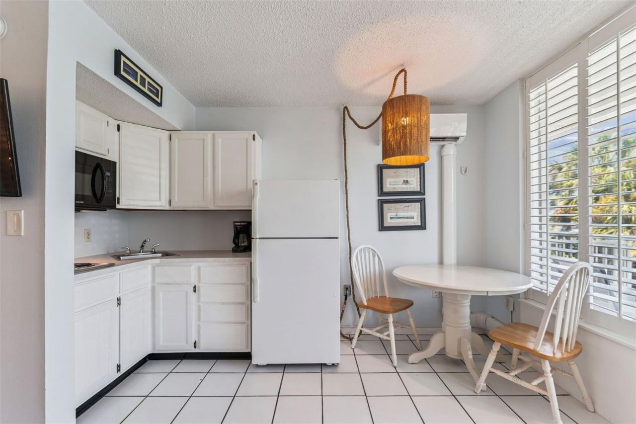 800 Bayway Boulevard, Unit 17, Clearwater Beach, FL 33767 Photo