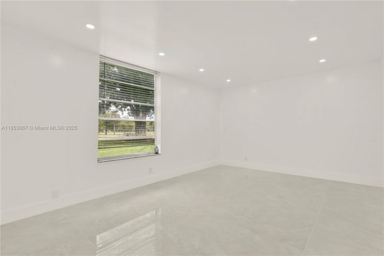 8320 Sands Point Blvd, Unit M107, Tamarac, FL 33321 Photo