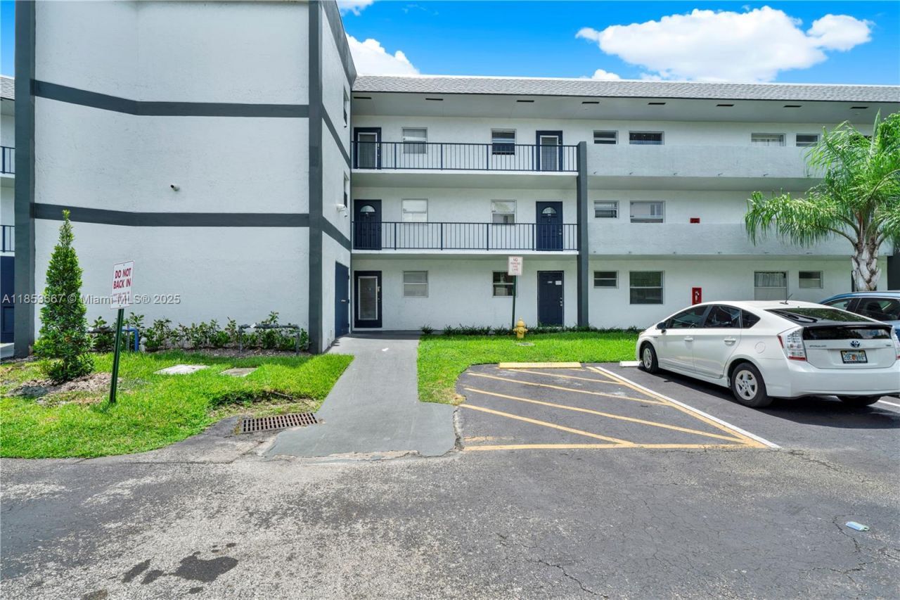 8320 Sands Point Blvd, Unit M107, Tamarac, FL 33321 Photo