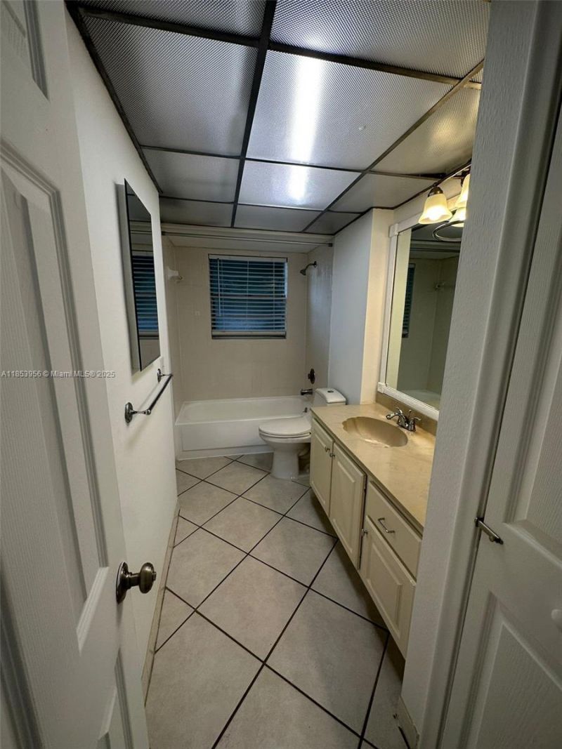 1638 Embassy Dr, Unit 307, West Palm Beach, FL 33401 Photo