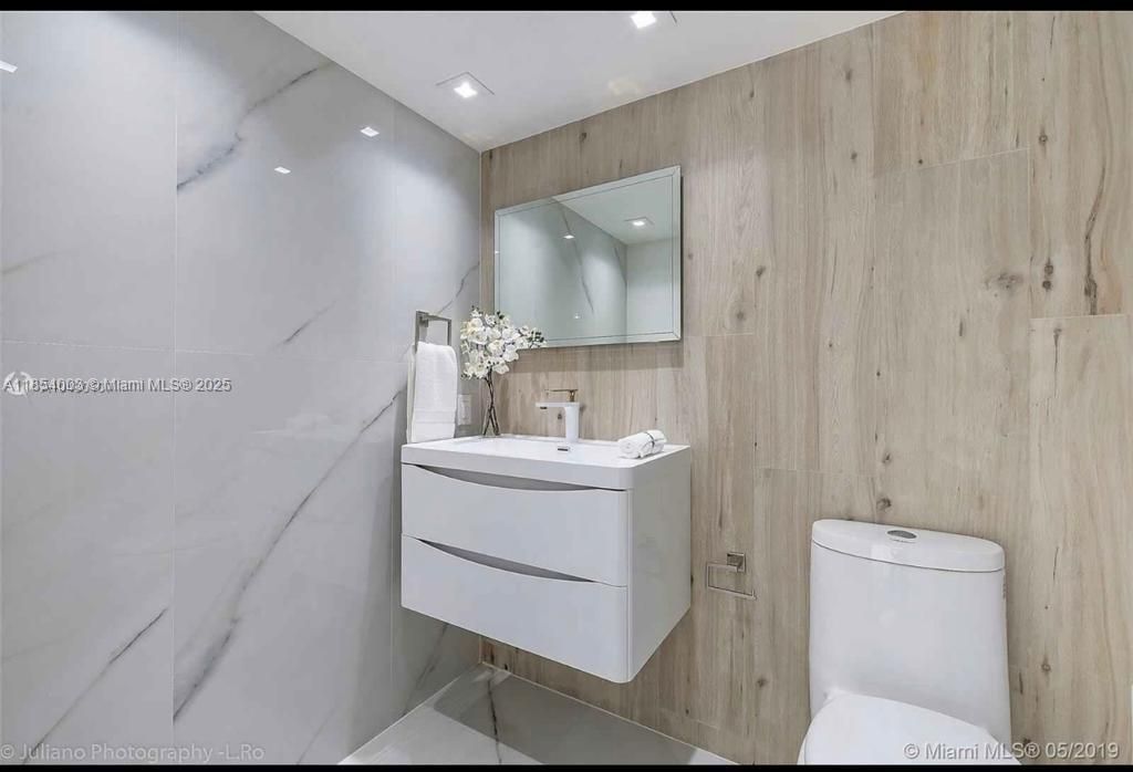 7601 E Treasure Dr, Unit 707, North Bay Village, FL 33141 Photo