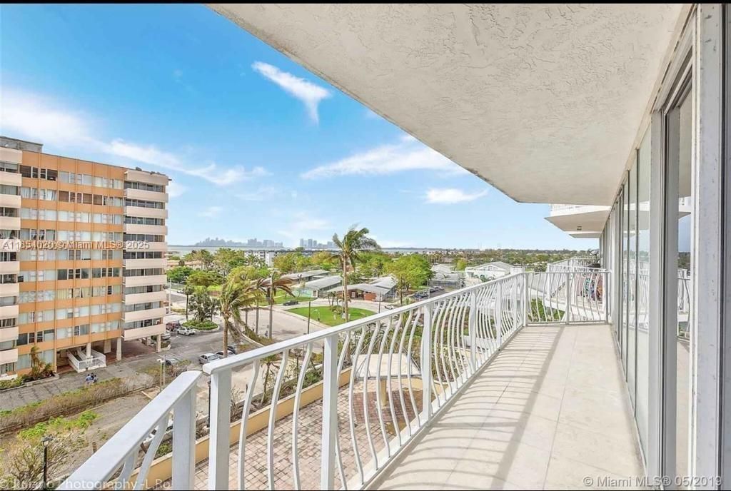 7601 E Treasure Dr, Unit 707, North Bay Village, FL 33141 Photo