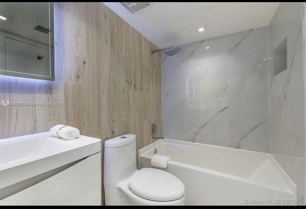 7601 E Treasure Dr, Unit 707, North Bay Village, FL 33141 Photo