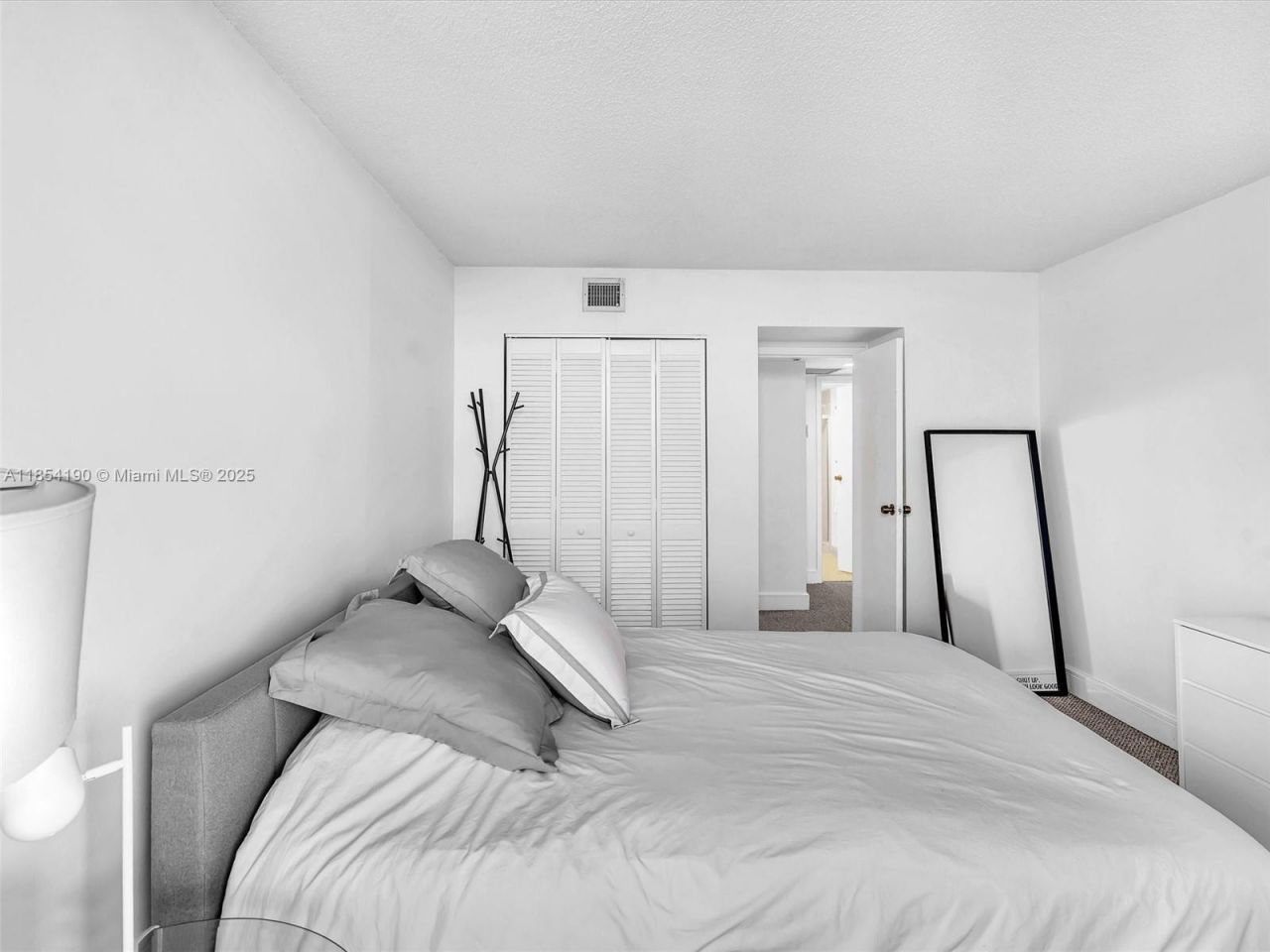 100 Bayview Dr, Unit 1025, Sunny Isles Beach, FL 33160 Photo