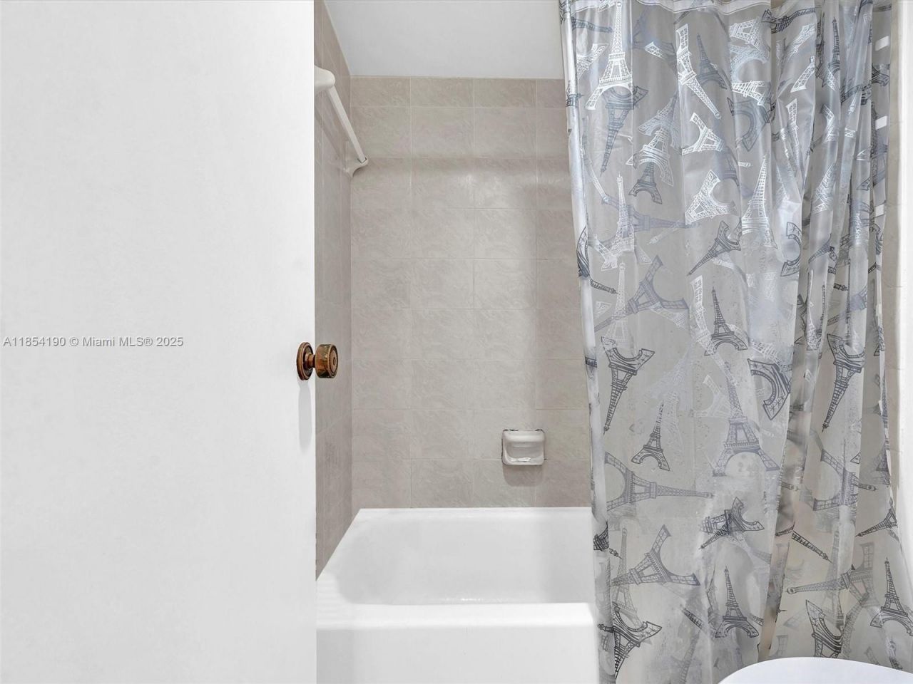 100 Bayview Dr, Unit 1025, Sunny Isles Beach, FL 33160 Photo