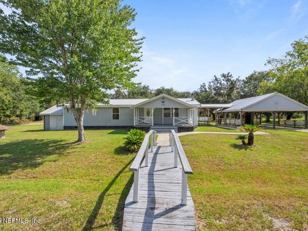 124 E GRANDVIEW Drive, East Palatka, FL 32131
