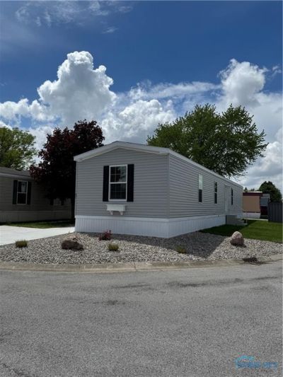 1048 N Main Street, Bowling Green, OH 43402 Main Photo