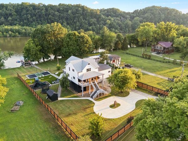 1001 Cumberland Dr, Chapmansboro, TN 37035