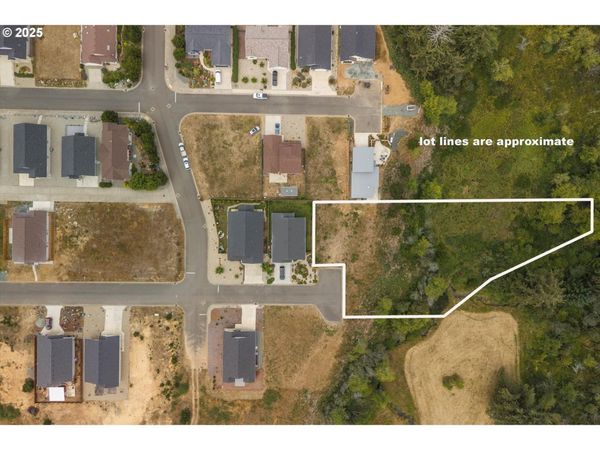 636 SEACREST DR, Bandon, OR 97411