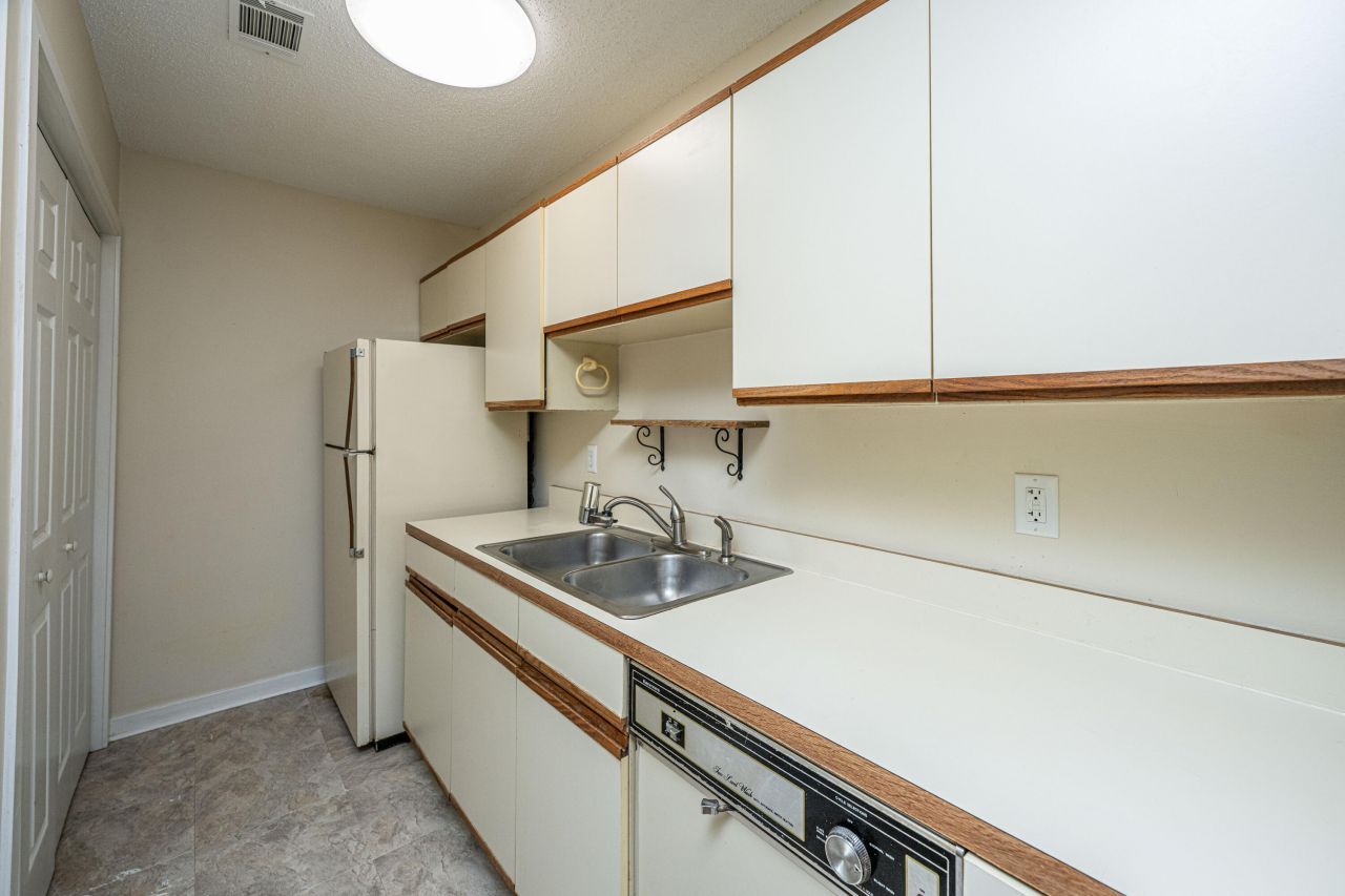 7945 Edgebrook Circle Photo 17