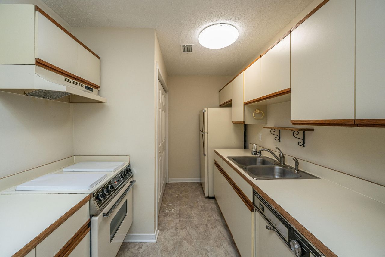 7945 Edgebrook Circle Photo 19