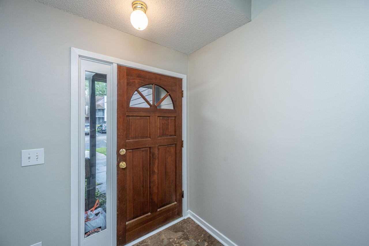 7945 Edgebrook Circle Photo 4