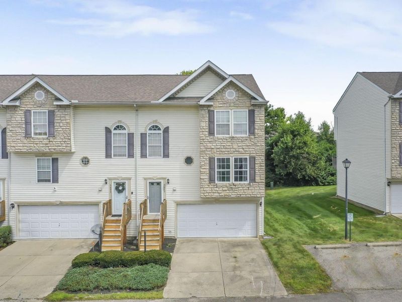 5882 Abernathy Lane, Unit 5882F, Columbus, OH 43232 Photo 2