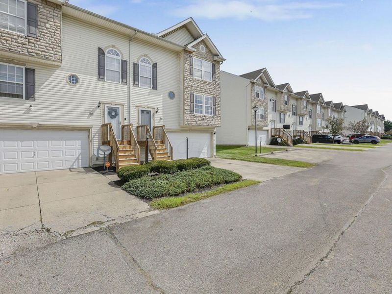 5882 Abernathy Lane, Unit 5882F, Columbus, OH 43232 Photo 3