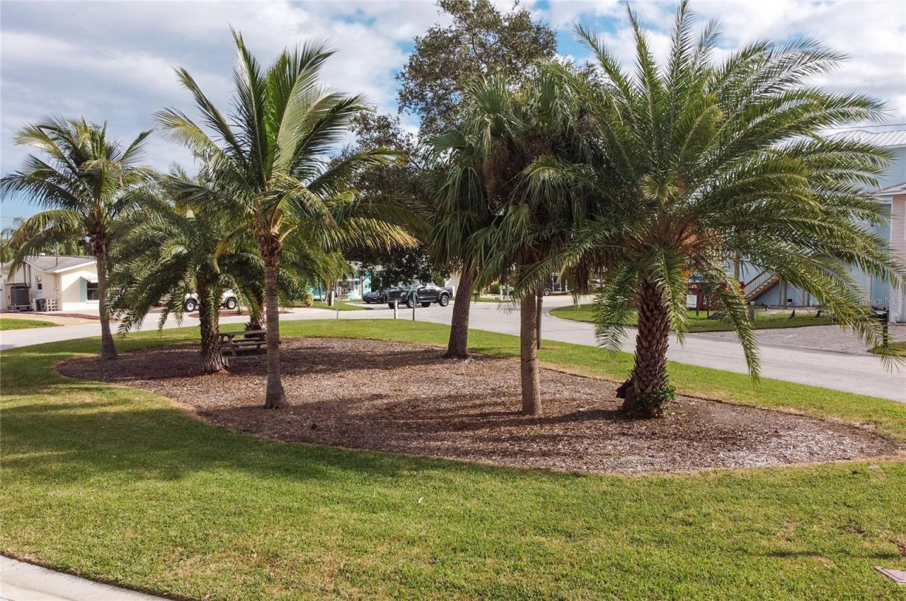 725 Sunset Cove, Madeira Beach, FL 33708 Photo