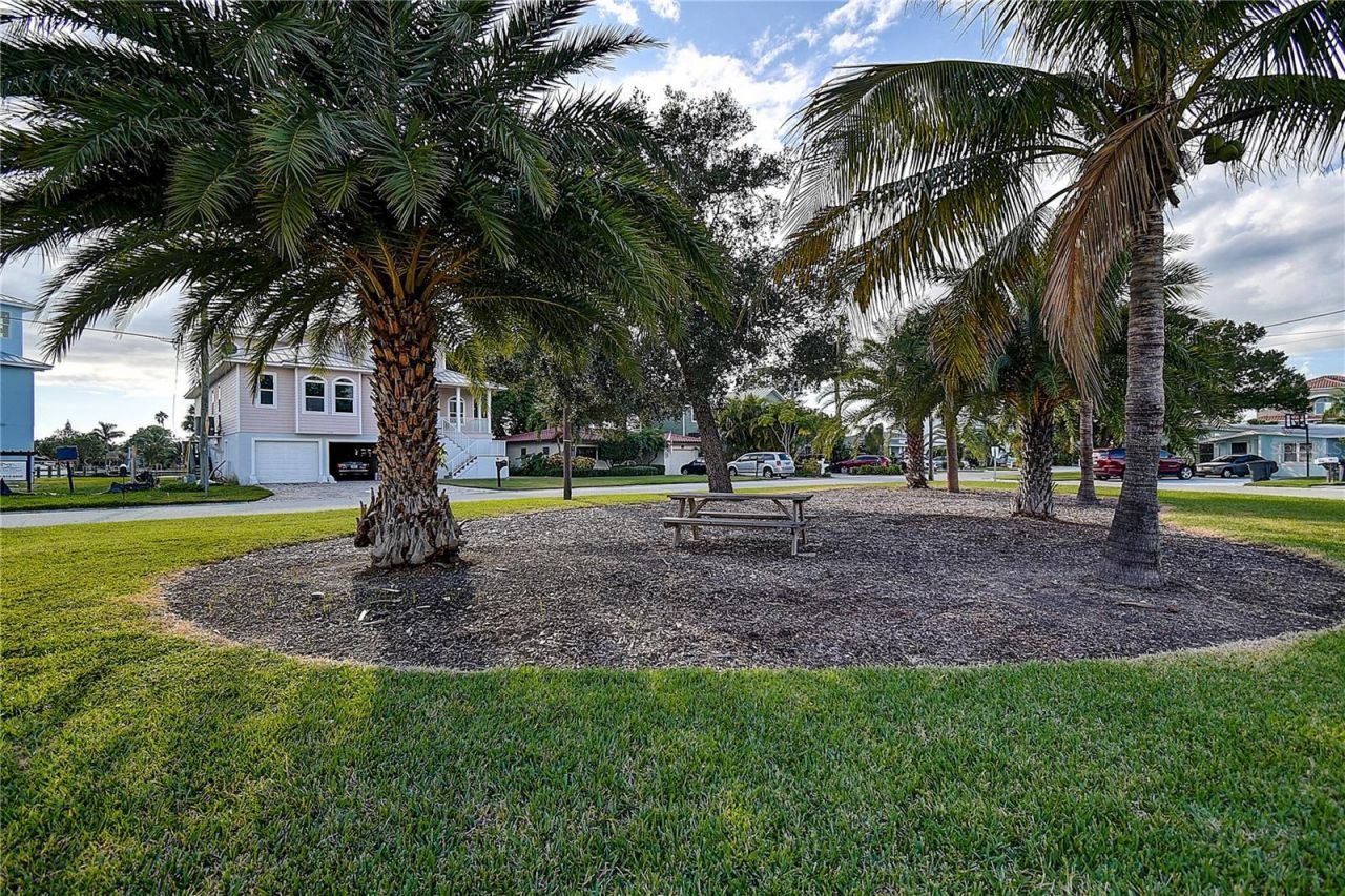 725 Sunset Cove, Madeira Beach, FL 33708 Photo