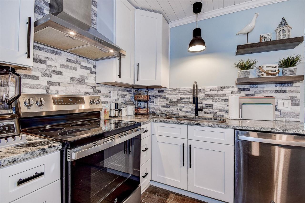725 Sunset Cove, Madeira Beach, FL 33708 Photo