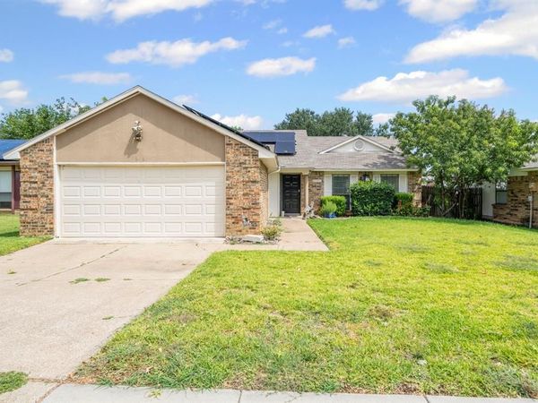 2121 Newbury Drive, Arlington, TX 76014
