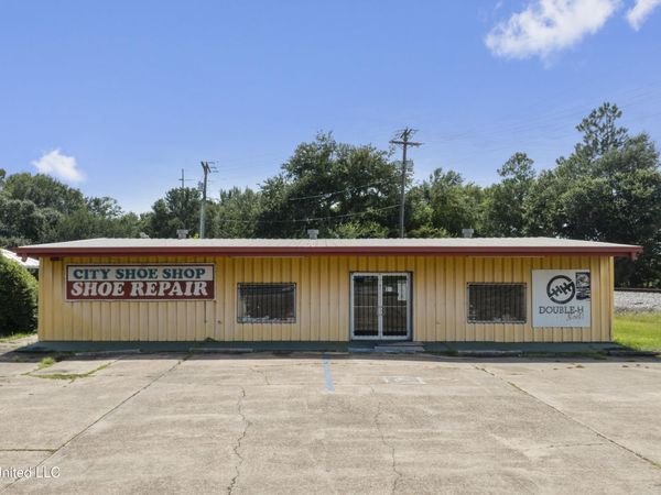 3717 Hospital Road, Pascagoula, MS 39581
