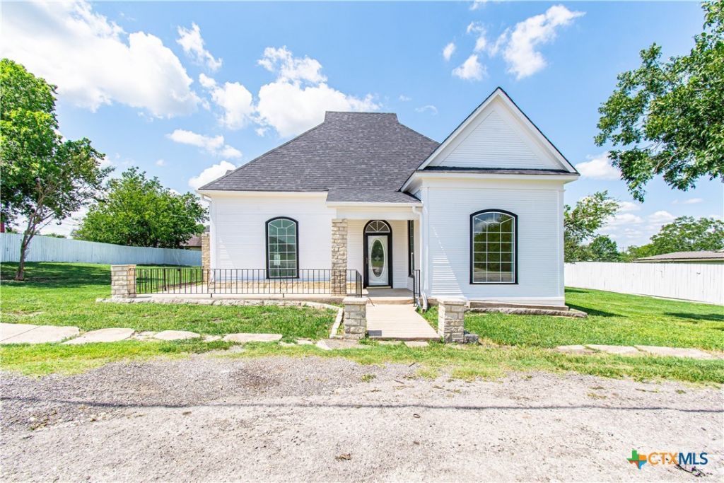 211 W Mesquite Avenue, Rogers, TX 76569 Main Photo