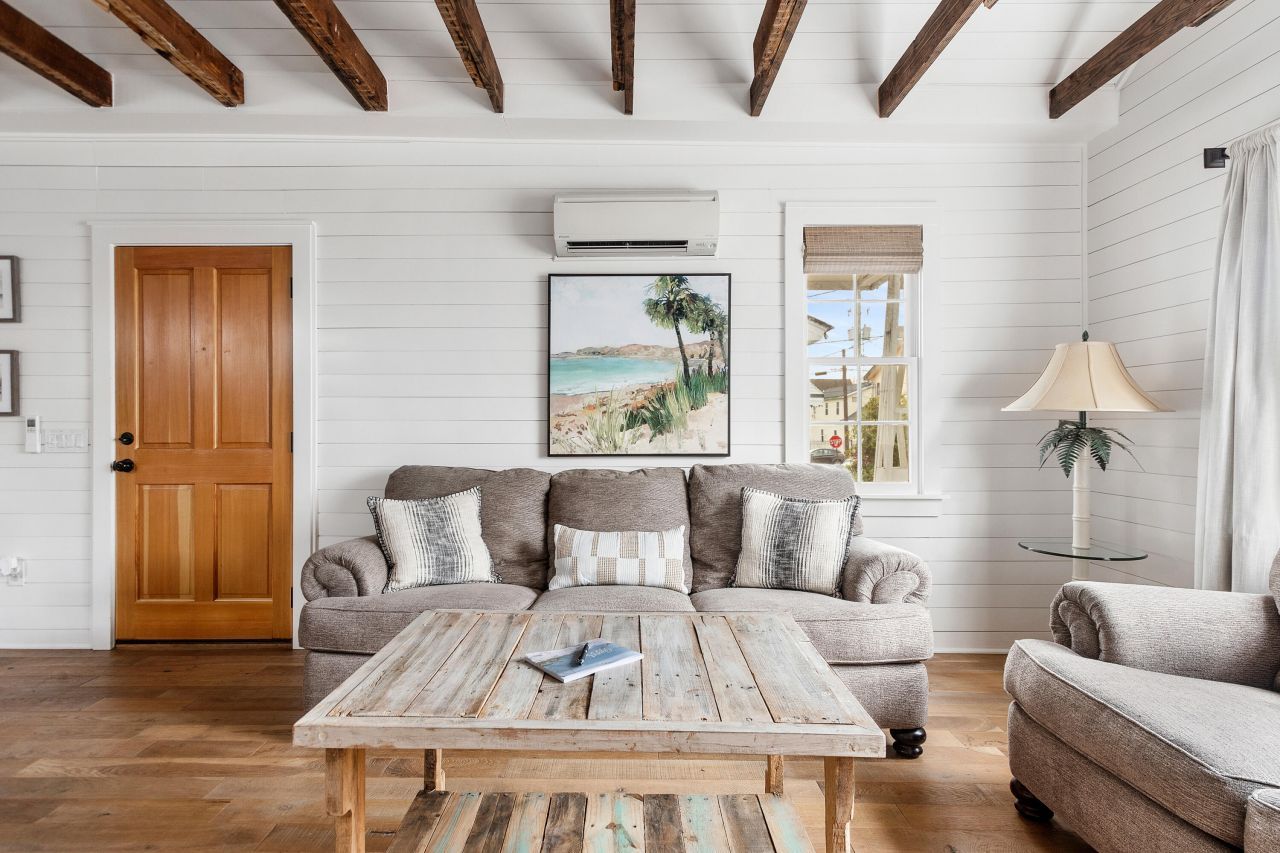 8 Dewey Street Photo 5