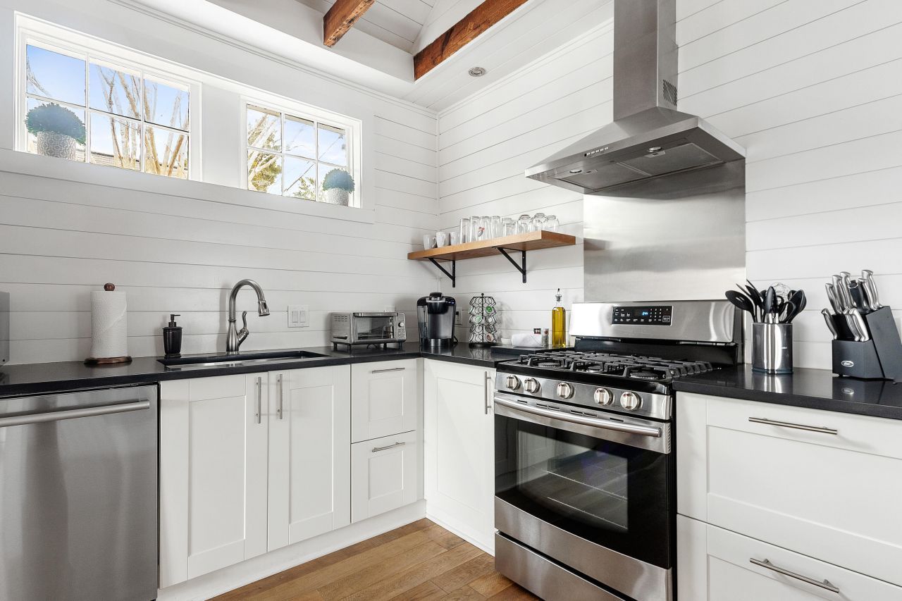 8 Dewey Street Photo 7