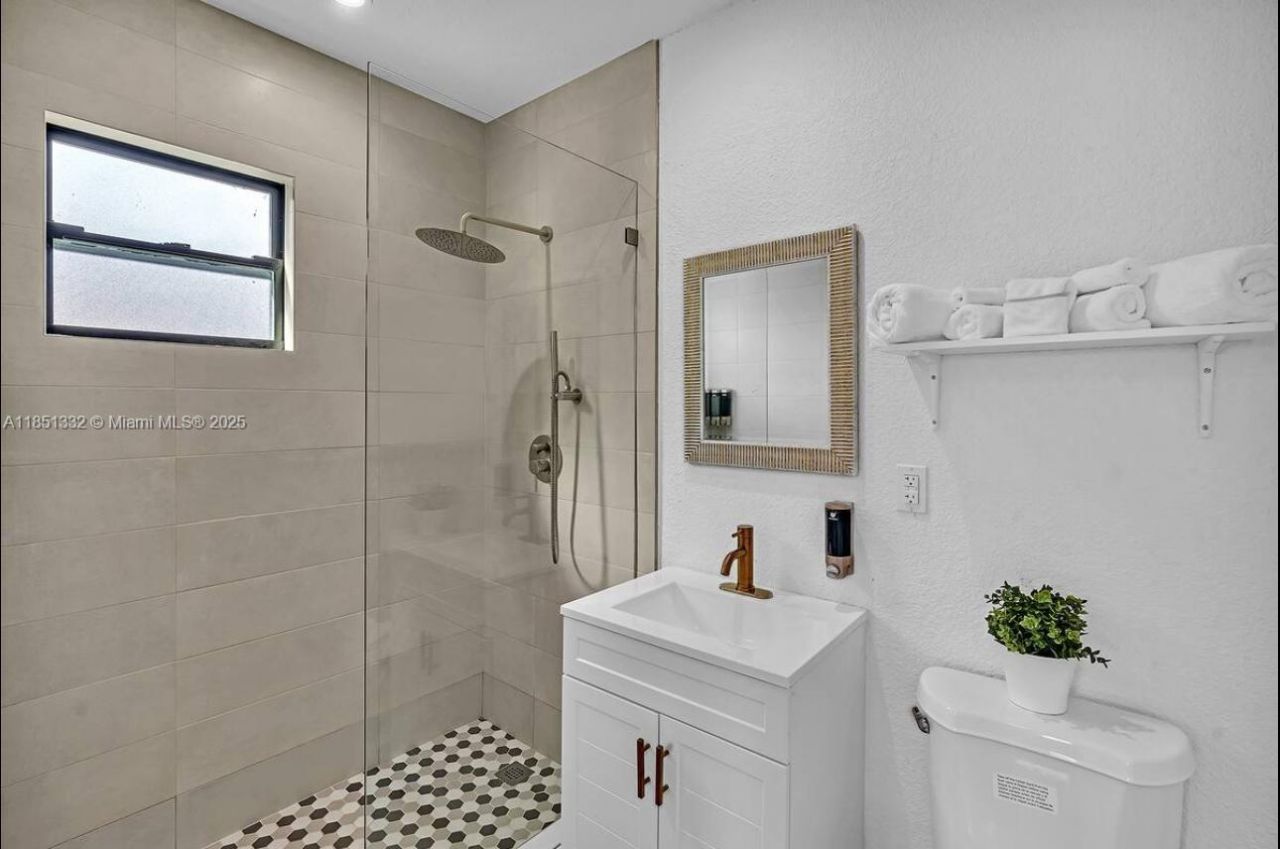 860 NW 17th Ct, Miami, FL 33125 Photo