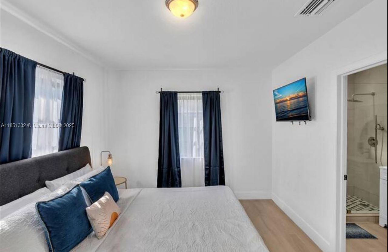 860 NW 17th Ct, Miami, FL 33125 Photo