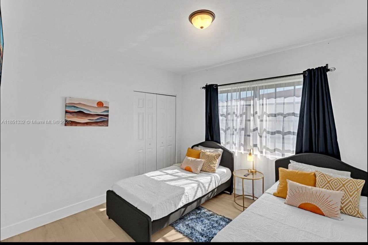 860 NW 17th Ct, Miami, FL 33125 Photo