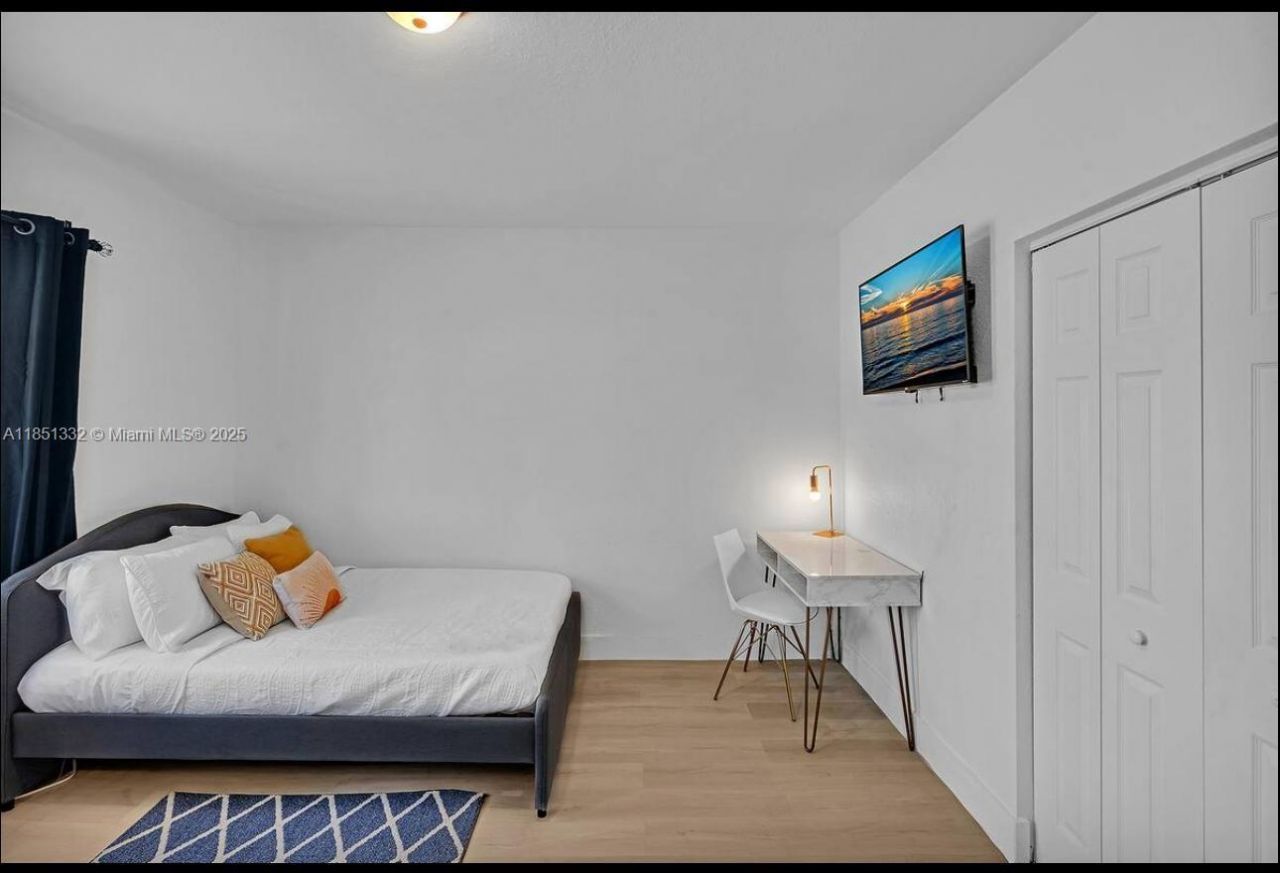 860 NW 17th Ct, Miami, FL 33125 Photo