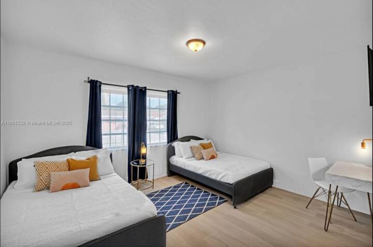 860 NW 17th Ct, Miami, FL 33125 Photo