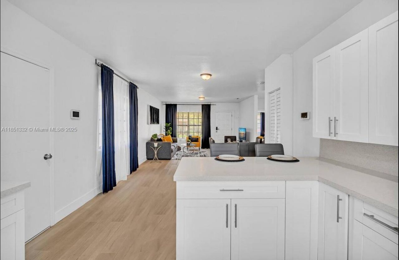 860 NW 17th Ct, Miami, FL 33125 Photo