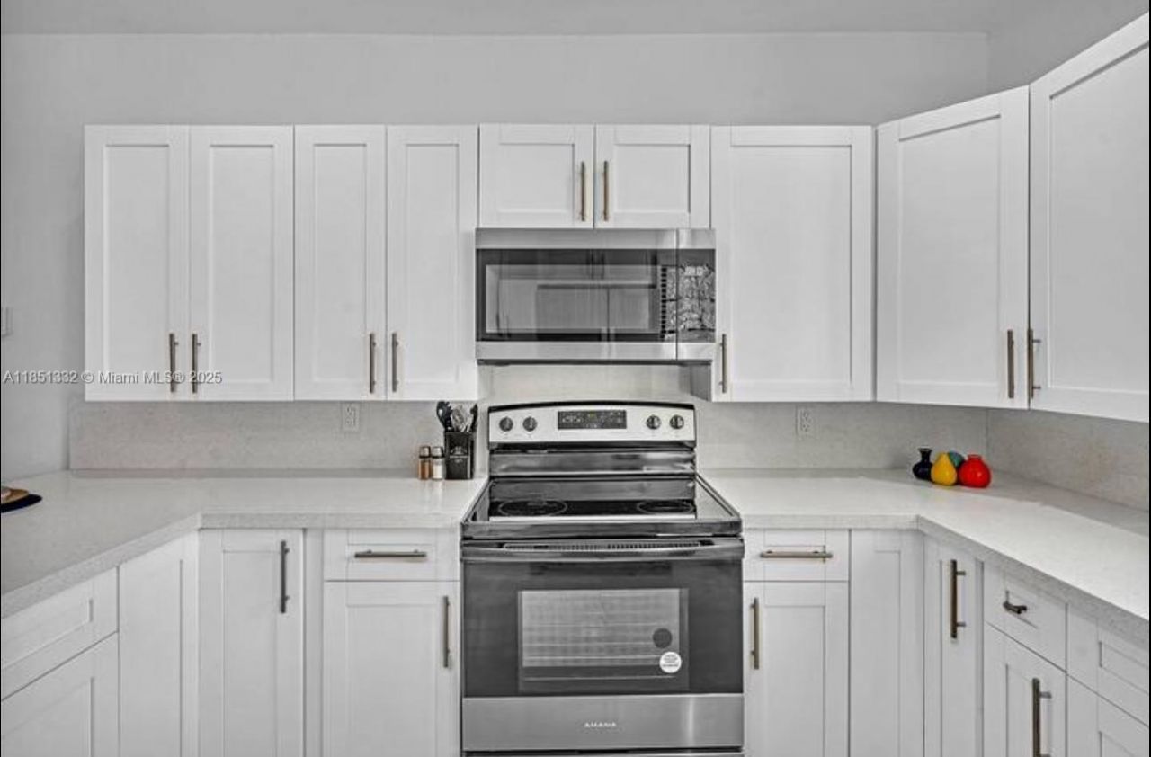 860 NW 17th Ct, Miami, FL 33125 Photo