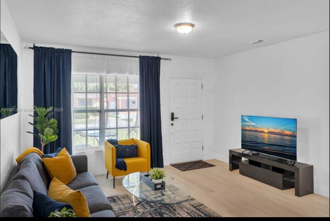 860 NW 17th Ct, Miami, FL 33125 Photo