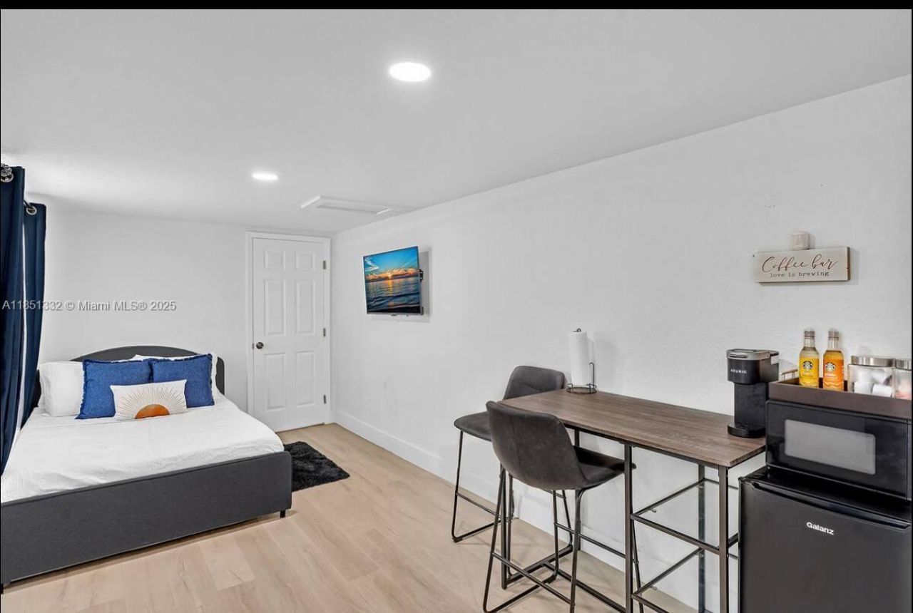 860 NW 17th Ct, Miami, FL 33125 Photo