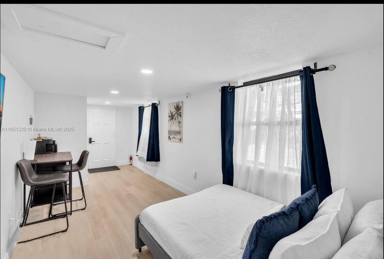 860 NW 17th Ct, Miami, FL 33125 Photo