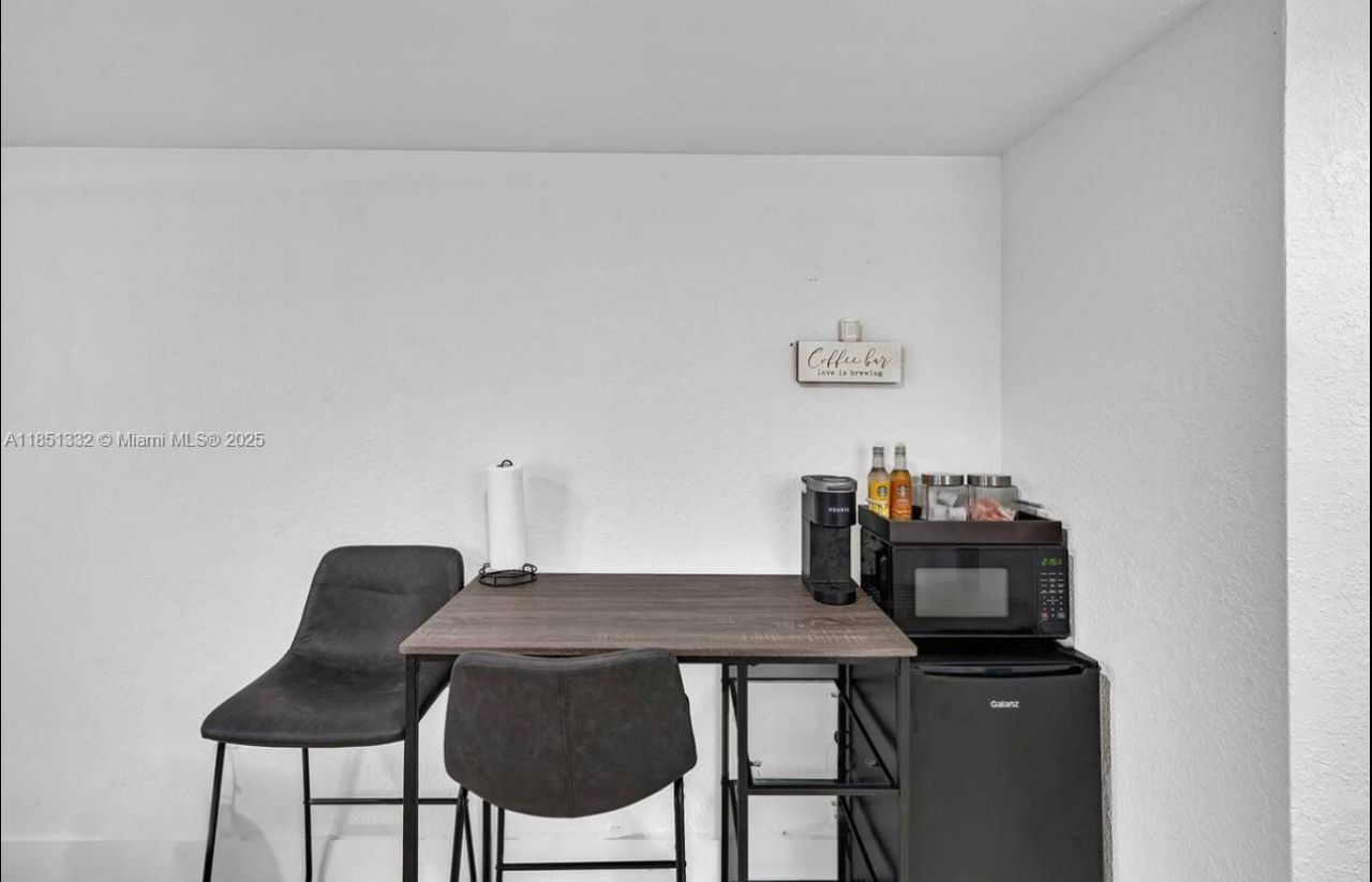 860 NW 17th Ct, Miami, FL 33125 Photo